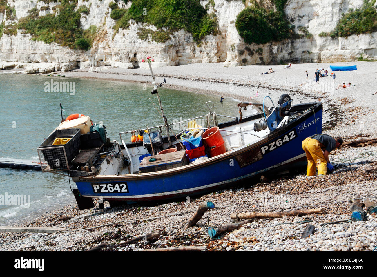 Ein Fischerboot am Strand von Bier in East Devon, England Stockfoto