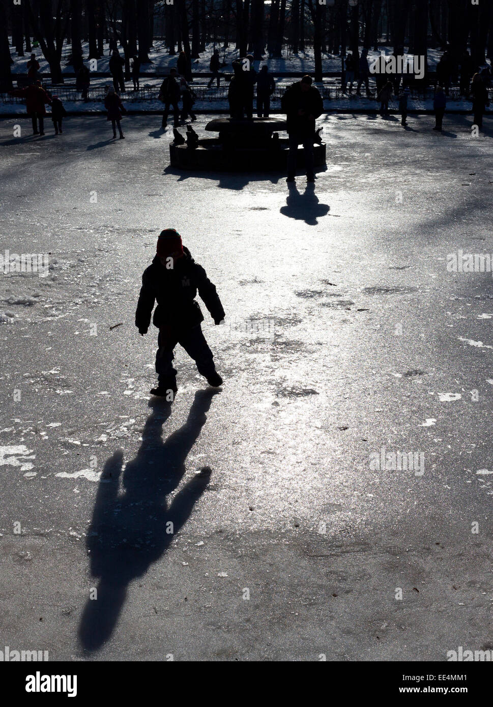 Kinder spielen auf der Oberfläche eines Brunnens gefroren. Stockfoto