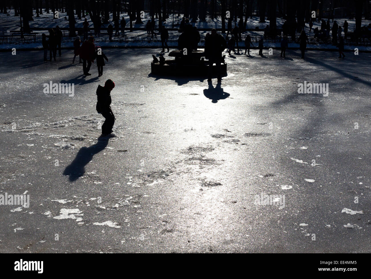 Kinder spielen auf der Oberfläche eines Brunnens gefroren. Stockfoto