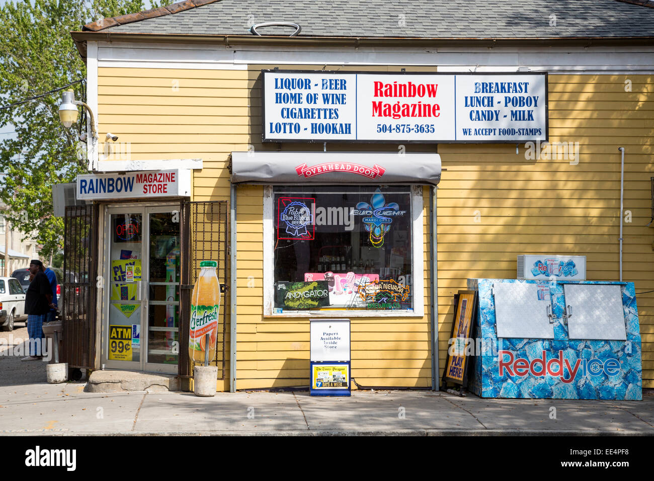 New Orleans Louisiana Ecke Lebensmittelgeschaft Regenbogen Magazin Mit Rolling Shutter Sicherheit Uber Fenster Metal Gates Auf Vorderseite Stockfotografie Alamy