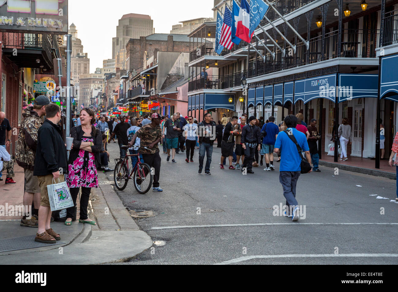 French Quarter, New Orleans, Louisiana.  Bourbon Street Nachtschwärmer. Stockfoto