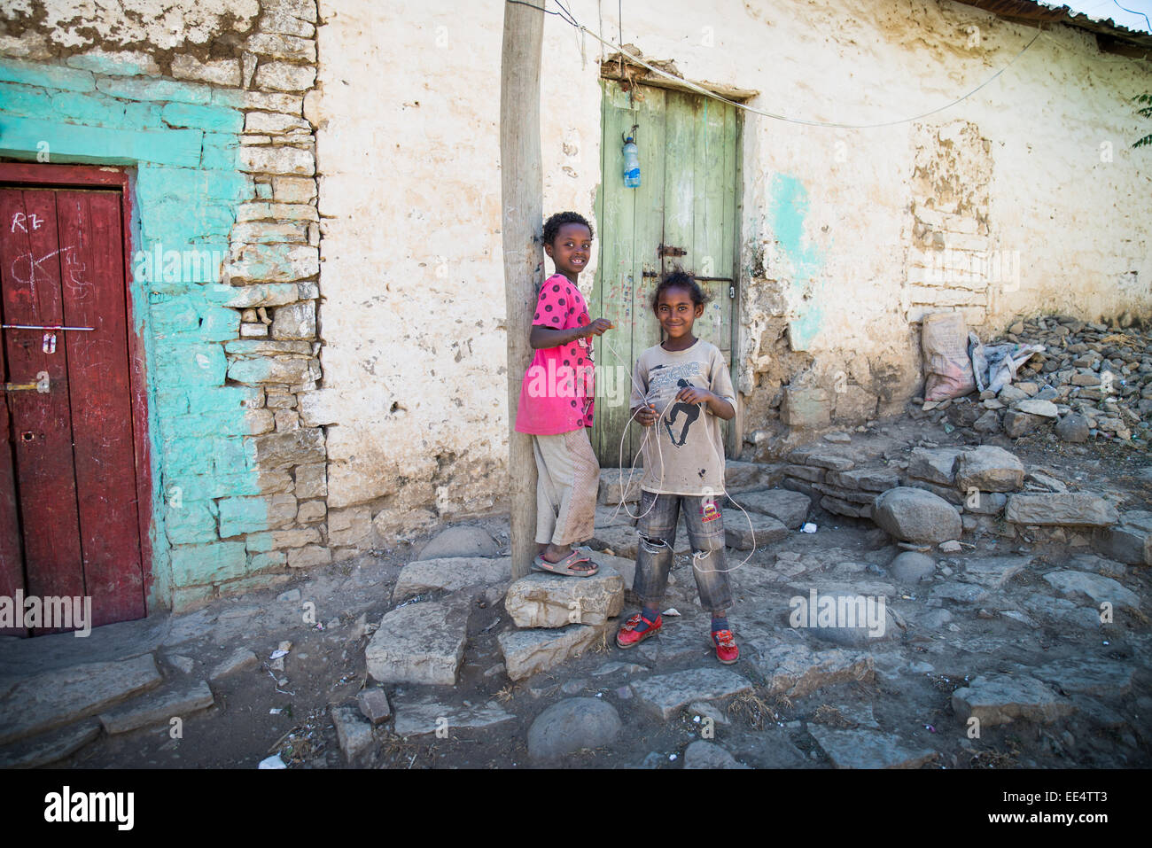 Kinder vor dem Haus in Mekele, Äthiopien, Arfika Stockfoto