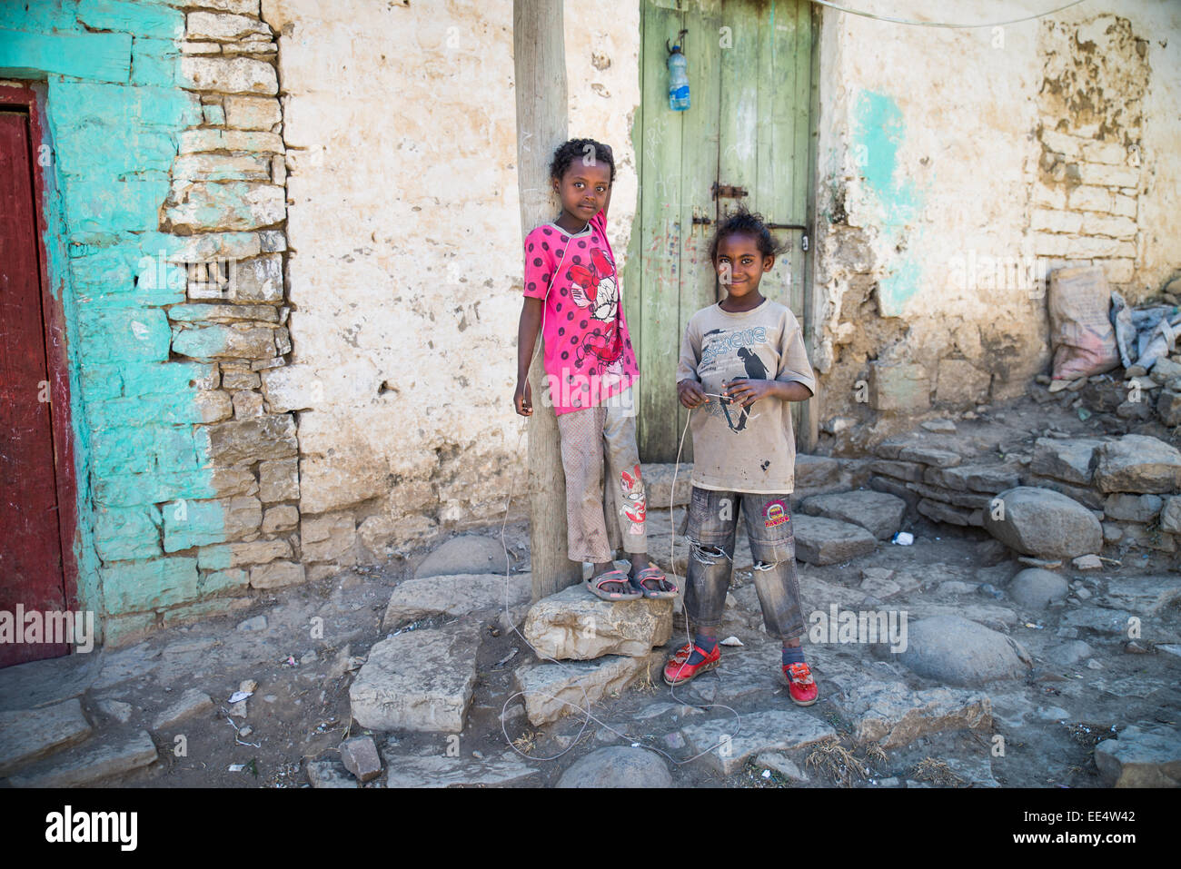 Kinder vor dem Haus in Mekele, Äthiopien, Arfika Stockfoto