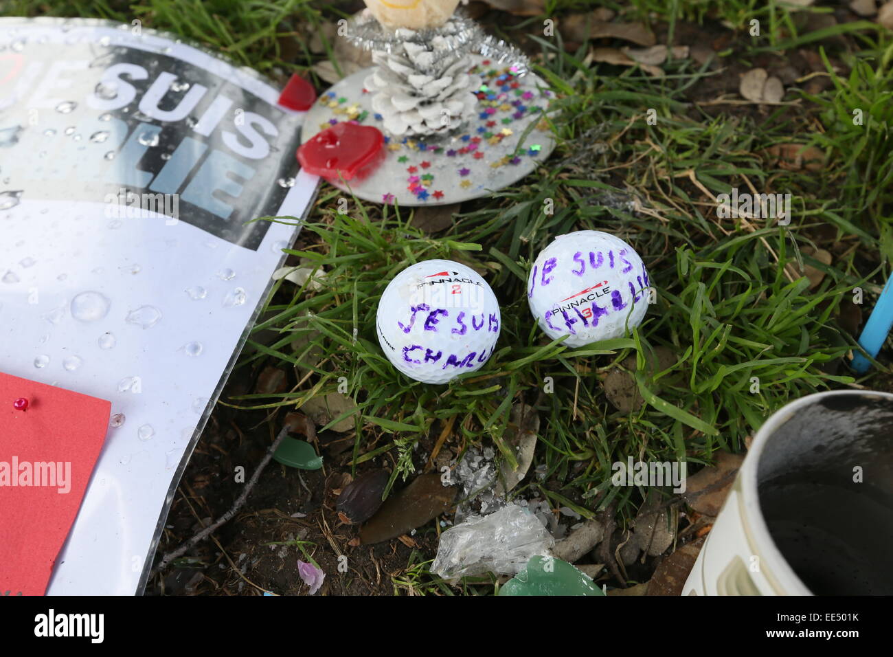 Golfbälle mit den Worten "Je Suis Charlie". Bild von einem behelfsmäßigen Schrein eingerichtet im Ort Garibalid in Nizza in Hommage an vic Stockfoto