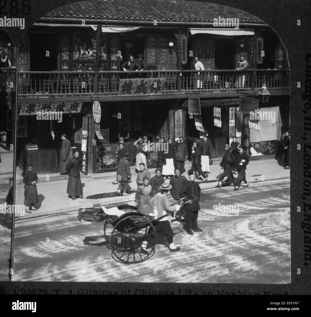 Jinirikisha und Teehaus auf der Nanjing Road, Shanghai, China, um 1900 Stockfoto