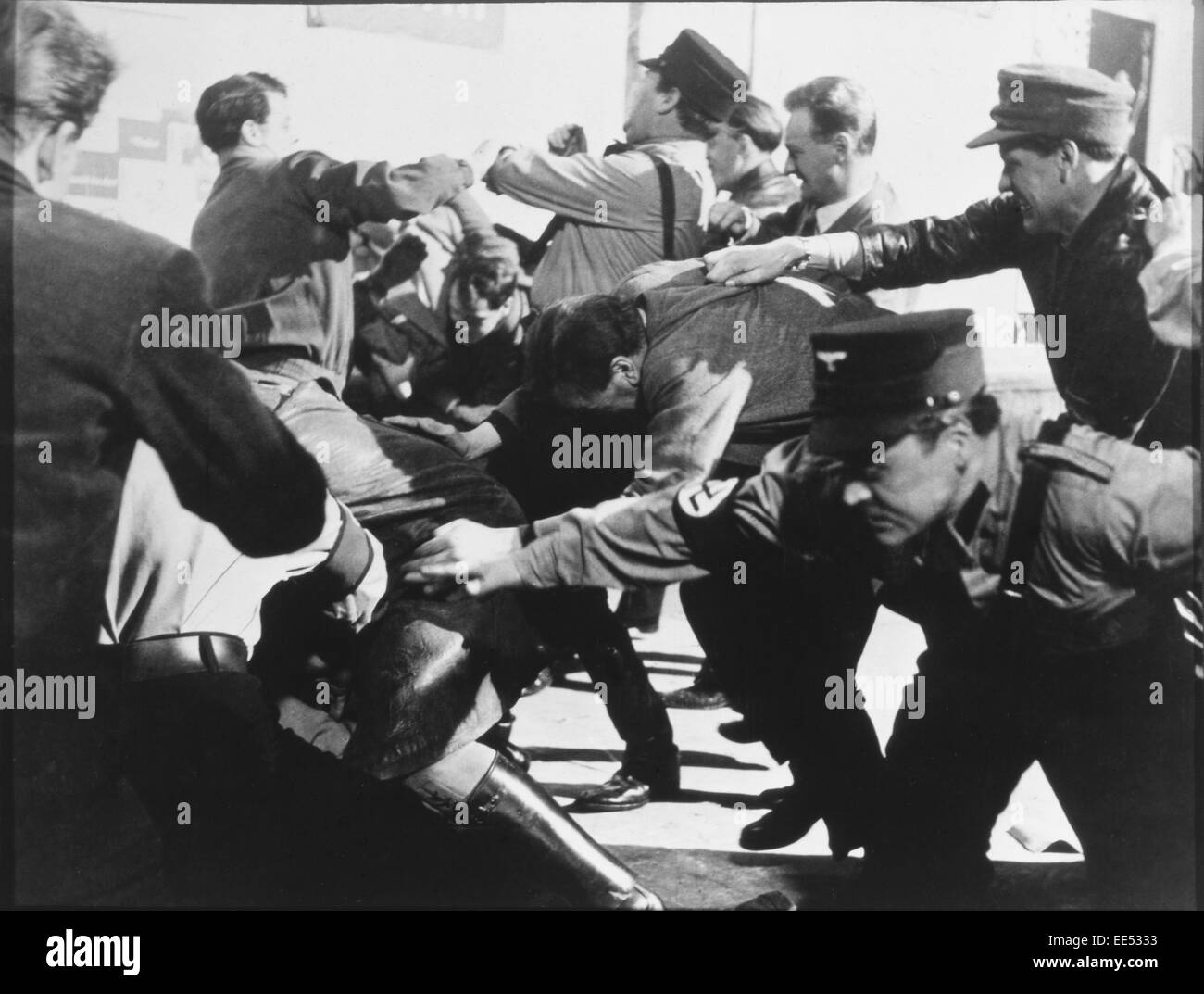 NS-Sturmabteilung (SA) Truppen in Anti-Semite Street Brawl in 1933 Berlin, Deutschland, am Set des britischen Films, "Ich bin eine Kamera", 1955 Stockfoto