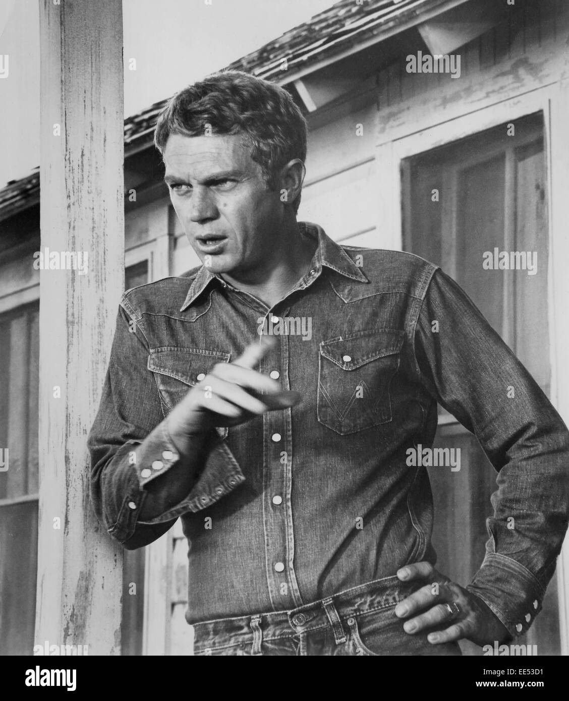 Steve McQueen, Porträt in Jeanshemd, am Set des Films, "Baby, die der Regen fallen muss", 1965, Stockfoto