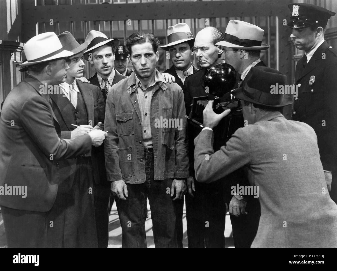 Humphrey Bogart, Lee Phelps unter Gruppe von Reportern, am Set des Films, "Schwarze Legion", 1937 Stockfoto