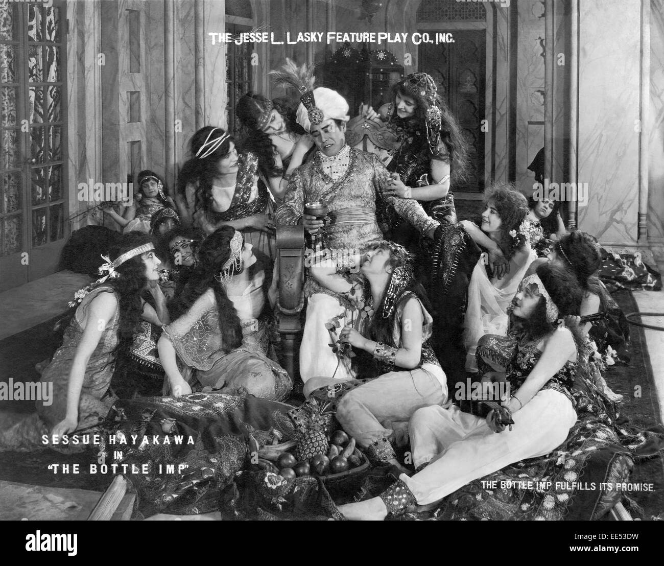 Sessue Hayakawa, umgeben von Gruppe von schönen Frauen, am Set von der Stummfilm "The Bottle Imp", 1917 Stockfoto