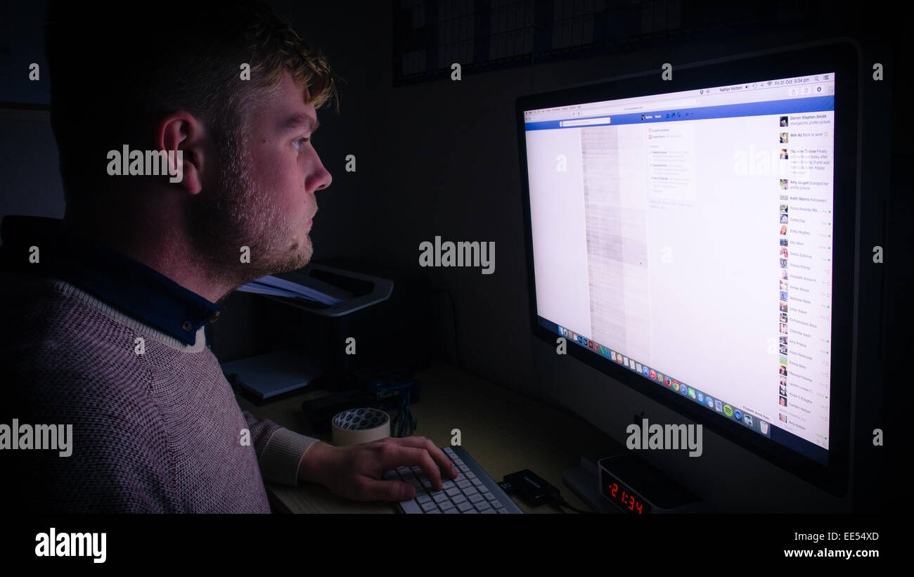 Schüler auf Facebook in der Nacht Stockfoto