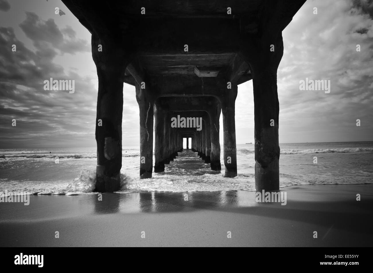 Schöne Fluchtpunkt unter einem Pier am Hermosa Beach in Los Angeles Kalifornien mit Wellen Stockfoto