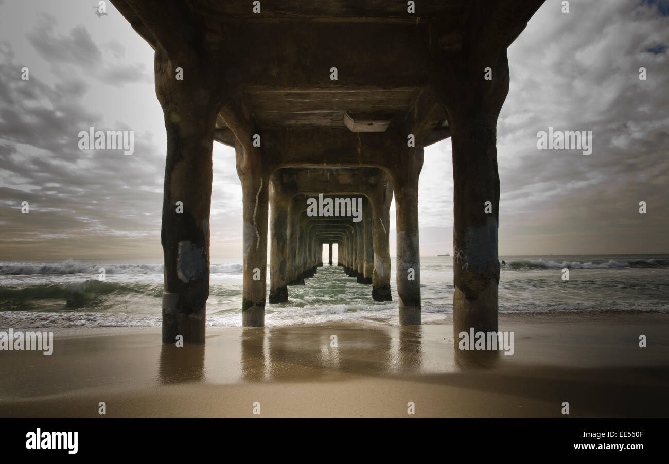 Schöne Fluchtpunkt unter einem Pier am Hermosa Beach in Los Angeles Kalifornien mit Wellen Stockfoto