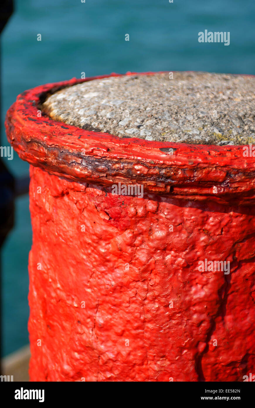 Rot lackiert Post am Pier anlegen Stockfoto