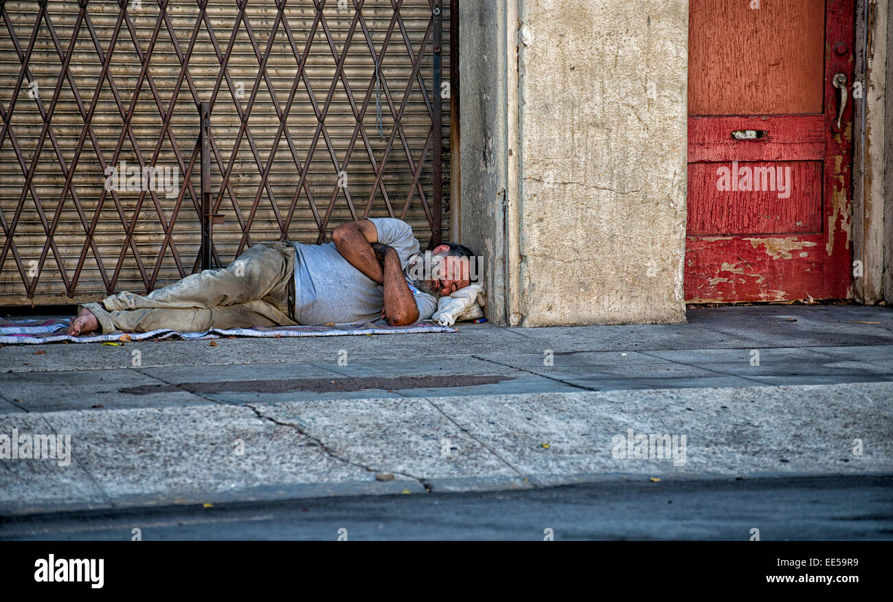 Obdachloser schlafen auf Bürgersteig neben Gebäude, East Village, San Diego, Kalifornien USA Stockfoto