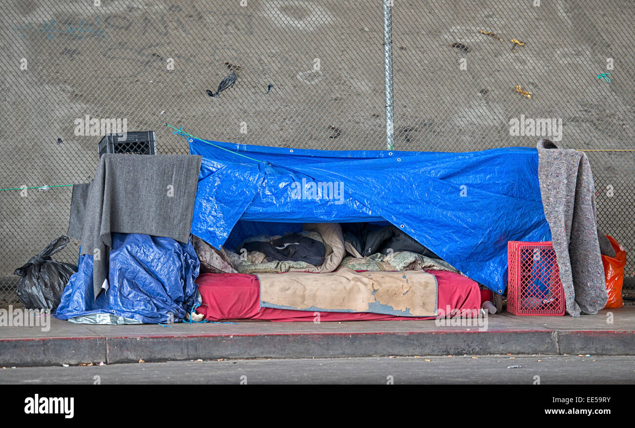 Obdachlose-Lager, unter Autobahn Überführung, East Village, San Diego, Kalifornien USA Stockfoto