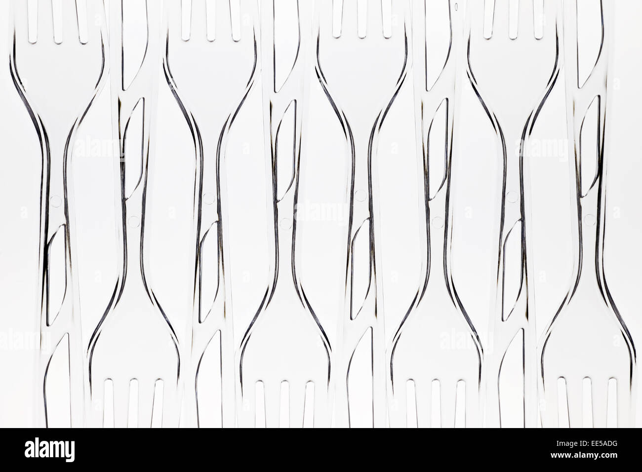Durchsichtigen Kunststoff Picknick Gabeln angelegt in einem Muster auf weißem Hintergrund Stockfoto