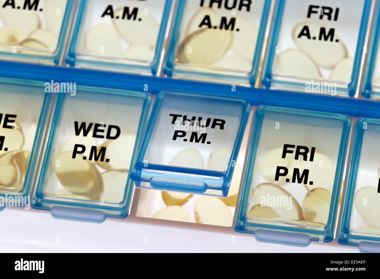 Vitamin d ergänzen Pillen in wöchentlichen Morgen und Nacht Pille Veranstalter Stockfoto