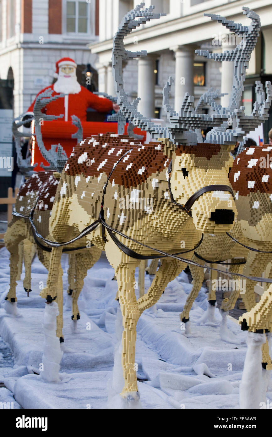 Rentiere und Weihnachtsmann hergestellt aus Lego angezeigt in Covent Garten London England Stockfoto