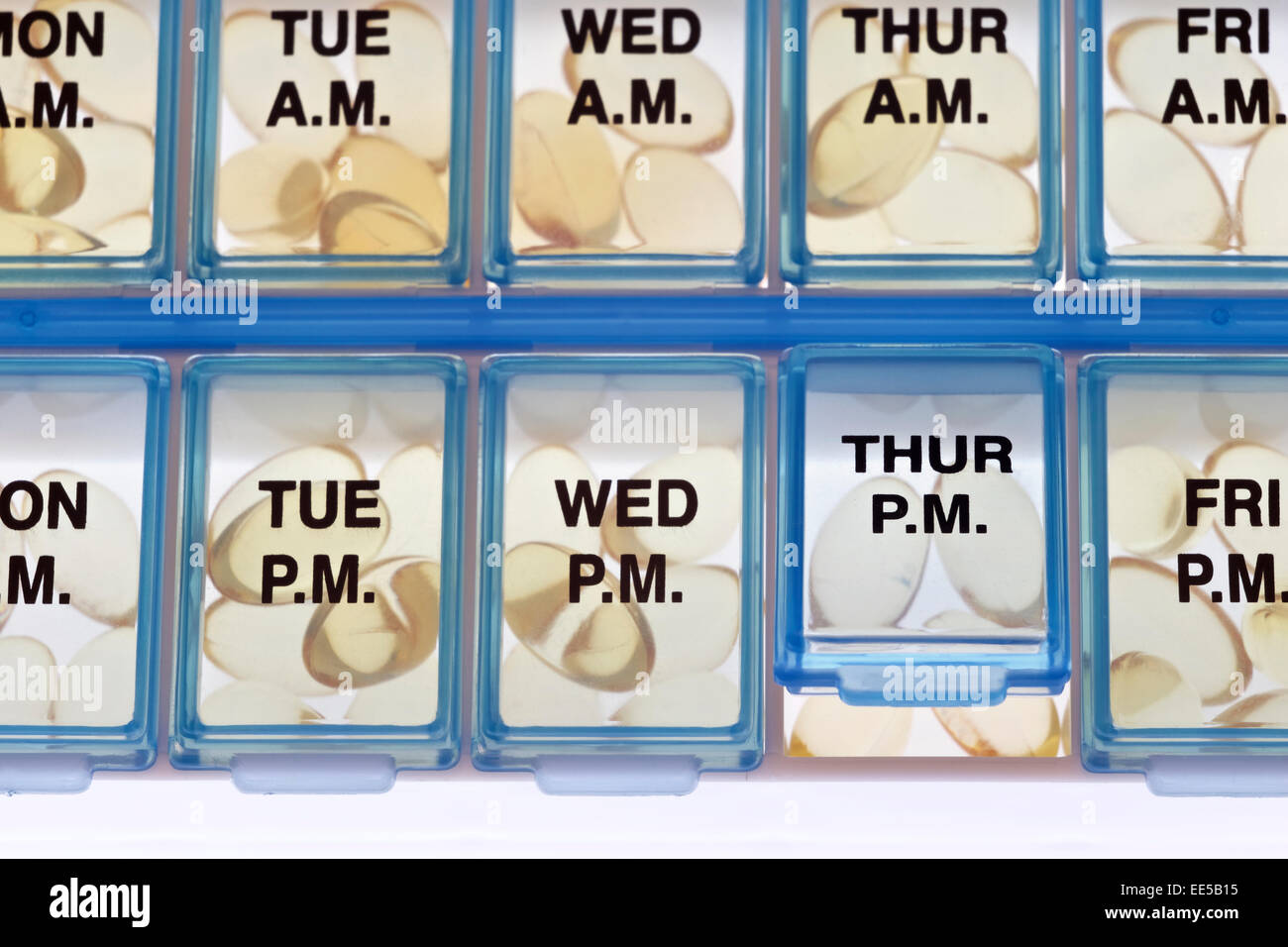 Vitamin d ergänzen Pillen in wöchentlichen Morgen und Nacht Pille Veranstalter Stockfoto