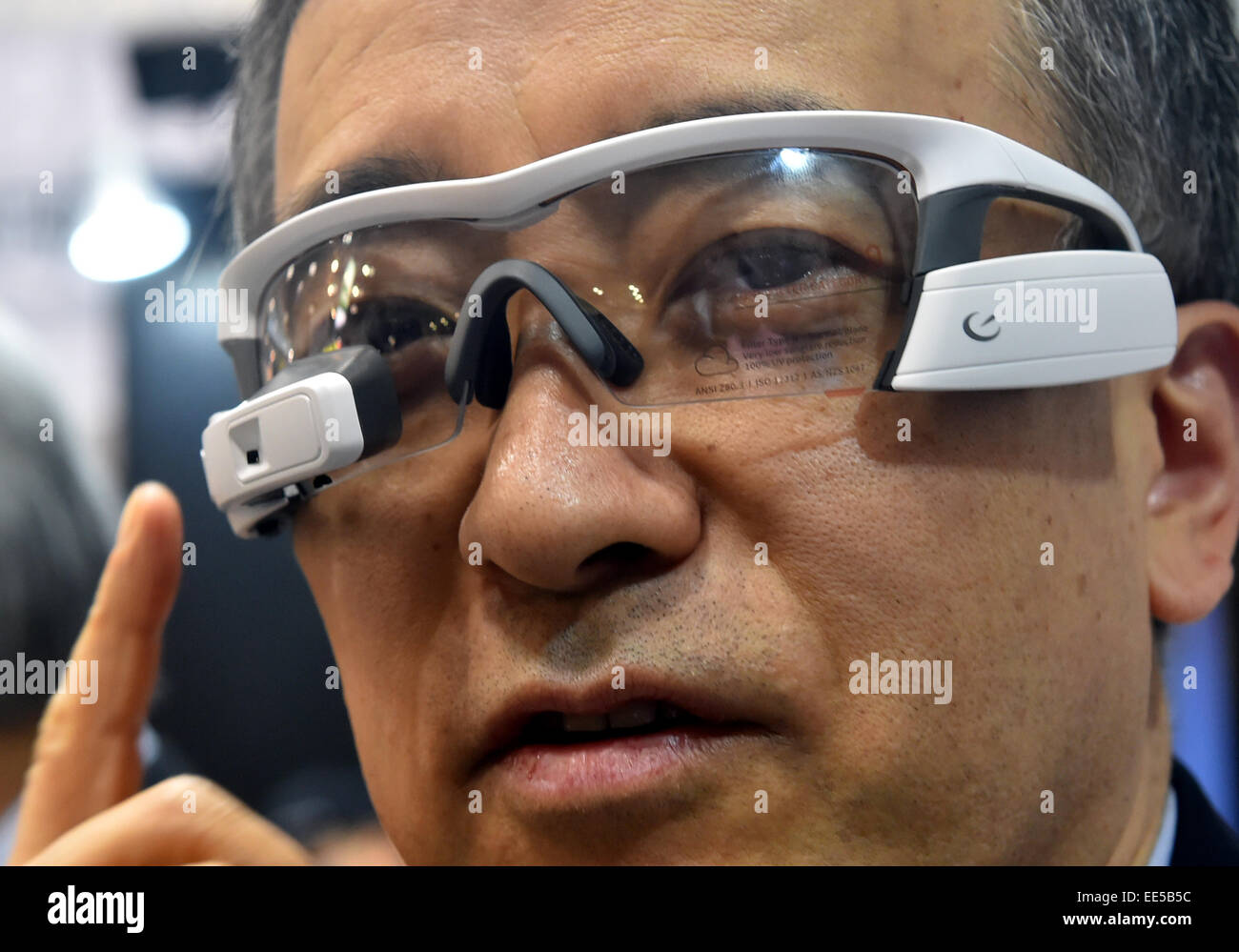 Tokio, Japan. 14. Januar 2015. Head-Up-Display Brille wird am Tag Eröffnung  der ersten Wearable Expo in Tokyo am Mittwoch, 14. Januar 2015  demonstriert. Die HUD-Gläser verwenden eine Träger GPS-Position, Höhe,  Geschwindigkeit und