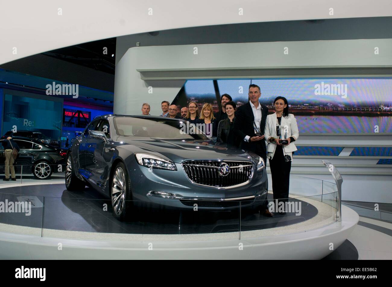Deroit. 13. Januar 2015. Das Design-Team von Buick posieren für Gruppenfoto mit Buick Avenir Concept in Detroit, USA. am 13. Januar 2015. EyesOn Design Awards 2015 wurde am Dienstag auf der North American International Auto Show (NAIAS) vorgestellt. Buick Avenir Konzept gewann die EyesOn Design Awards für "Design Excellence auf beste Konzept-Fahrzeug" und "Innovative Nutzung von Farbe, Grafiken und Materialien". © He Xianfeng/Xinhua/Alamy Live-Nachrichten Stockfoto