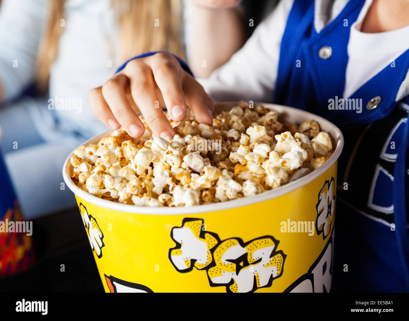 Mädchen essen Popcorn im Kino-Theater Stockfoto