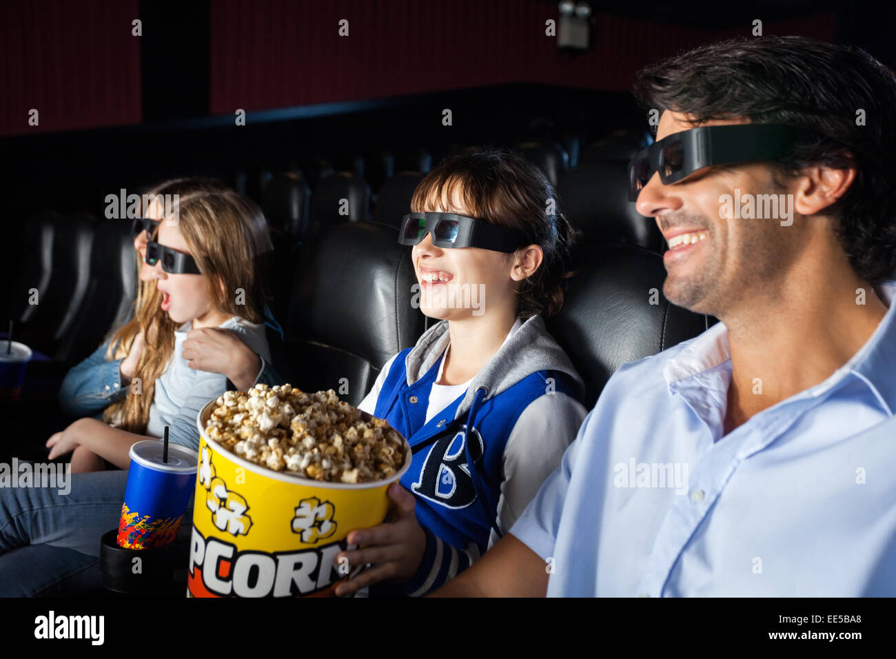 Glückliche Familie genießen 3D-Film Stockfoto