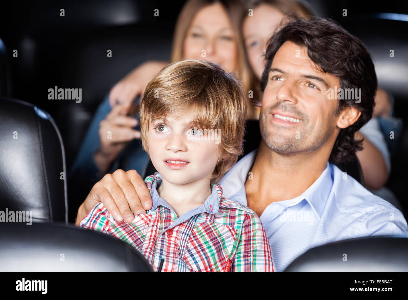 Vater und Sohn beobachten Film im Theater Stockfoto