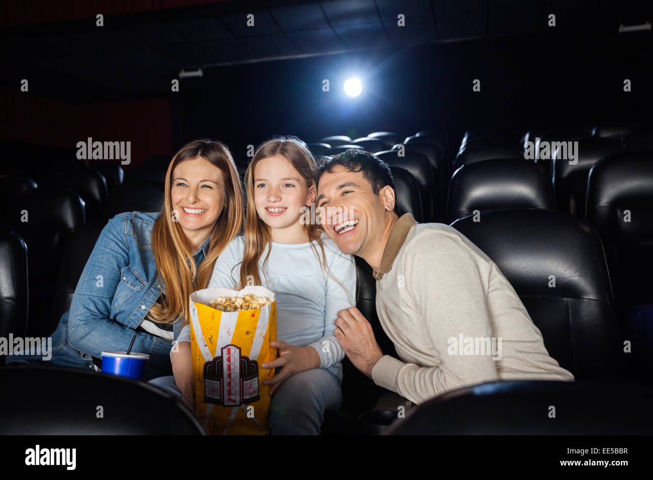 Fröhliche Familie genießen Film im Theater Stockfoto
