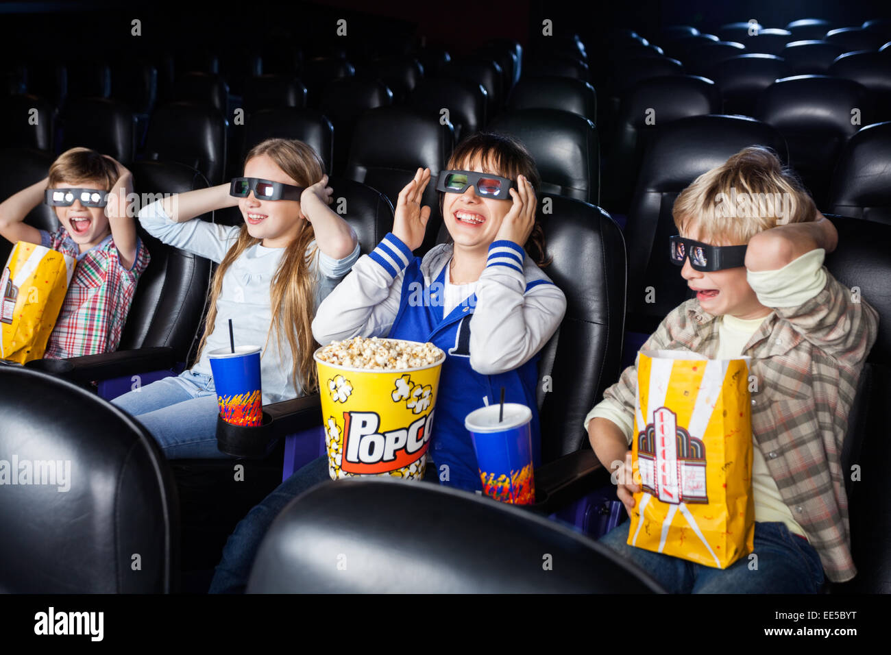 Geschwister 3D Film im Theater genießen Stockfoto