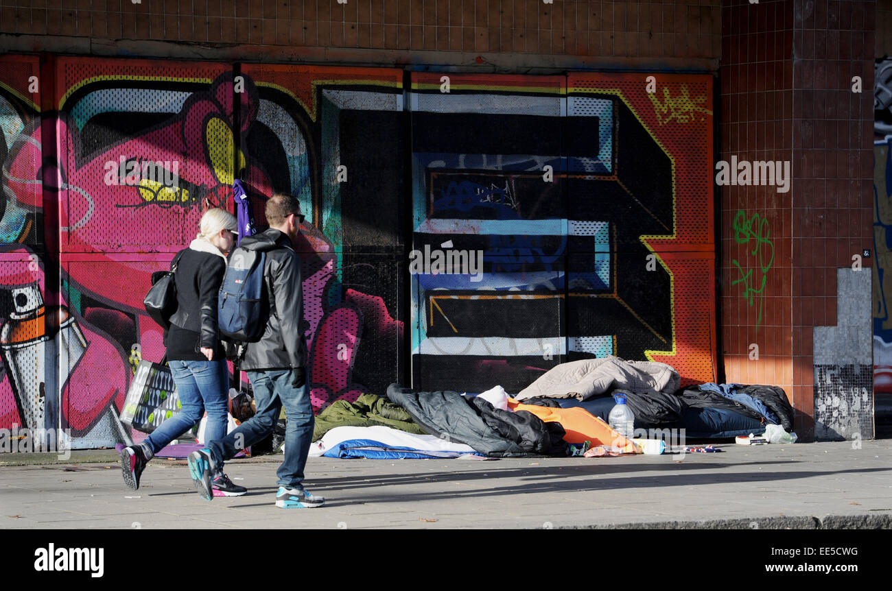 Brighton UK - Leute vorbeigehen Boxen und Bettwäsche gehören rauhe Schwellen unter dem Eingang des The Astoria in Brighton Stockfoto