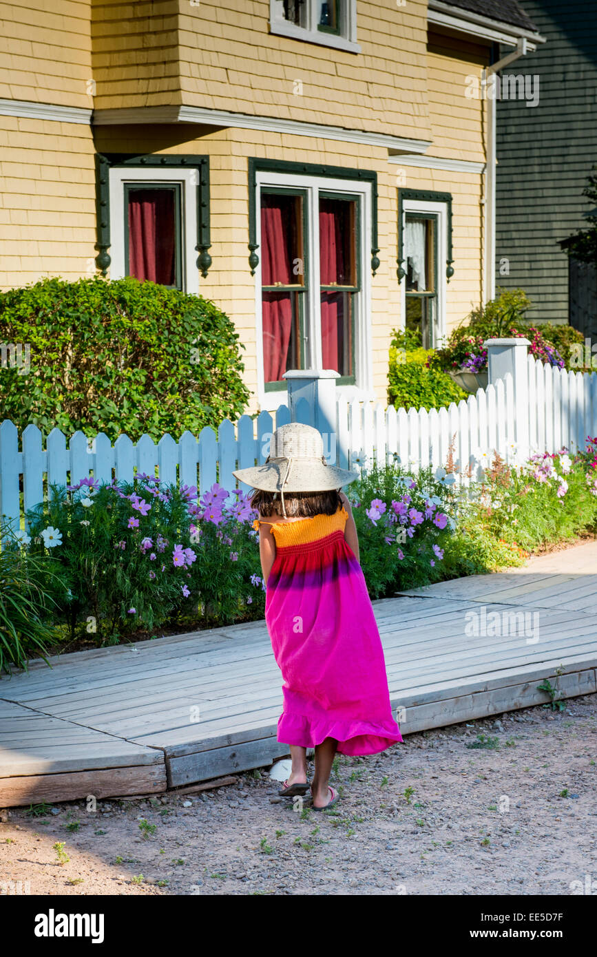Mädchen vor ein Haus, Avonlea, grünen Giebel, Prince Edward Island, Kanada Stockfoto