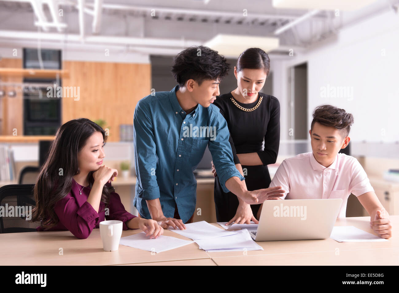 Kreative Arbeiter mit informellen Treffen in Büroflächen Stockfoto