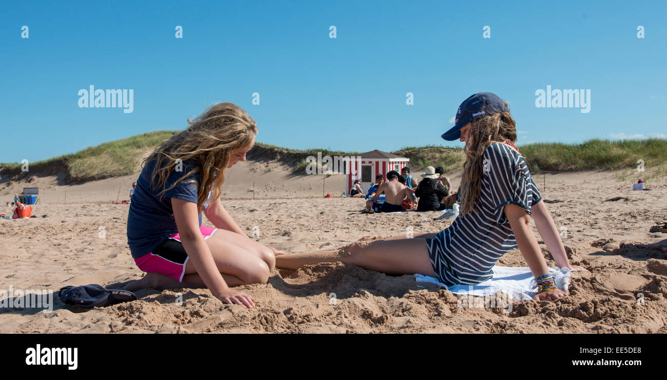 Mädchen sitzen auf der Cavendish Strand grüne Giebel, Prince Edward Island,  Canada Stockfotografie - Alamy