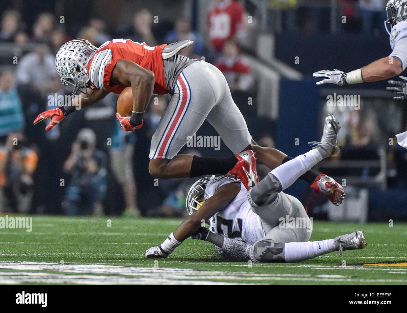 Ohio State Buckeyes Wide Receiver Michael Thomas (3) fängt einen Pass, als er versucht, Oregon Ducks defensive entziehen Tyree Robinson (2) während der College Football Playoff nationalen Meisterschaft Spiel zwischen Ohio State Buckeyes und Oregon Ducks 12. Januar 2015, bei AT&T in Arlington, Texas.Ohio Staat gewinnt 42-20 zurück. Stockfoto