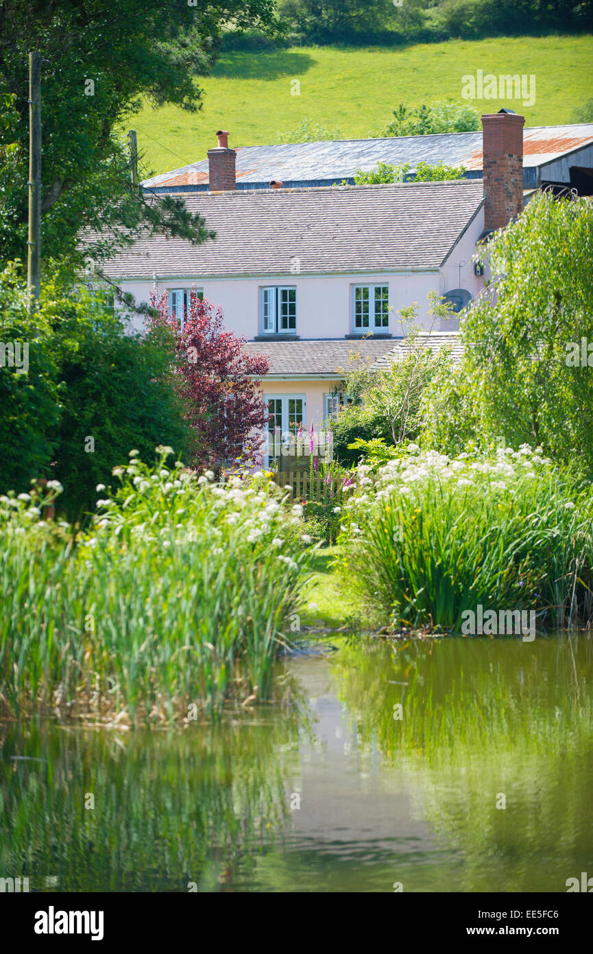 Eine schöne Farm mit See in der englischen Landschaft Stockfoto