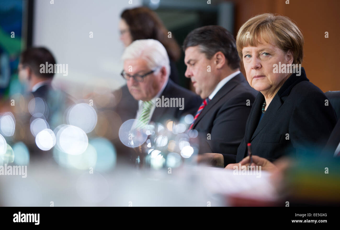 Berlin, Deutschland. 14. Januar 2015. Bundeskanzlerin Angela Merkel (R-L, CDU), deutscher Bundesminister für Wirtschaft und Energie und Vize-Kanzler von Deutschland Sigmar Gabriel und der deutsche Außenminister Frank-Walter Steinmeier (beide SPD) sitzen während der Kabinettssitzung der Bundesregierung in Berlin, Deutschland, 14. Januar 2015. Das Kabinett diskutiert Gesetzesentwurf um den Personalausweis und Reisepass Gesetz, unter anderem zu ändern. Foto: BERND VON JUTRCZENKA/Dpa/Alamy Live-Nachrichten Stockfoto