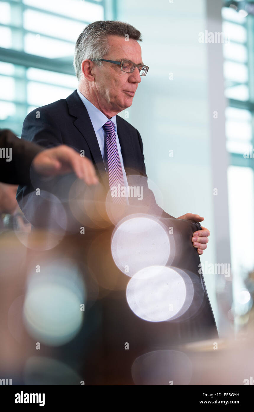 Berlin, Deutschland. 14. Januar 2015. Bundesinnenminister Thomas de Maizière (CDU) steht vor der Sitzung des Kabinetts im Kanzleramt in Berlin, Deutschland, 14. Januar 2015. Das Kabinett diskutiert Gesetzesentwurf um den Personalausweis und Reisepass Gesetz, unter anderem zu ändern. Foto: BERND VON JUTRCZENKA/Dpa/Alamy Live-Nachrichten Stockfoto