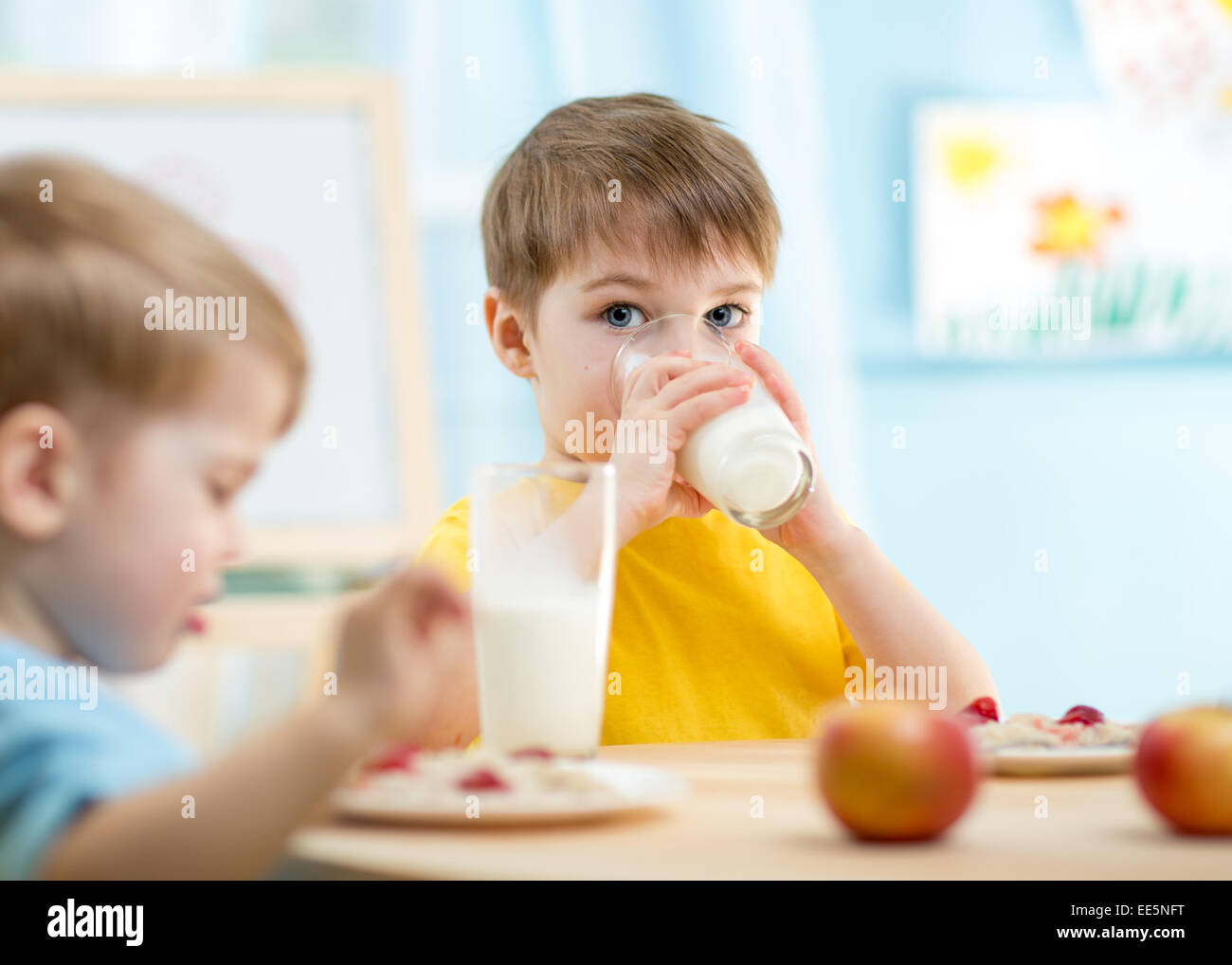 Kinder, die gesunde Ernährung zu Hause Stockfoto
