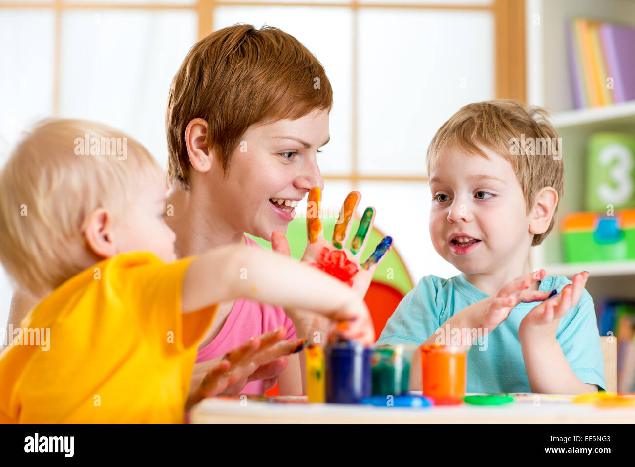 Glückliche Mutter und Kinder mit Farbe auf Händen Stockfoto