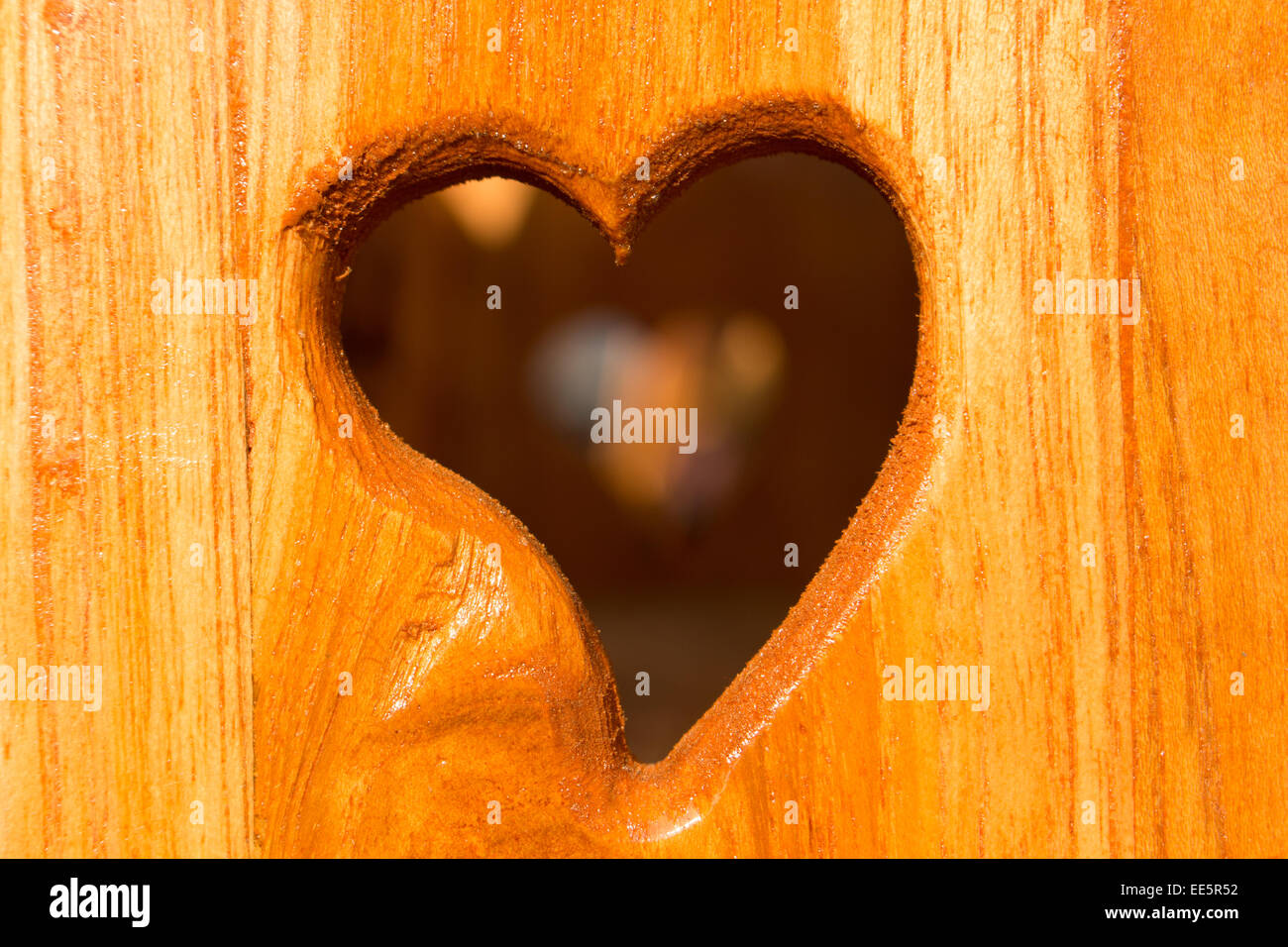 Holzschnitzerei ist in der Form eines Herzens. Stockfoto