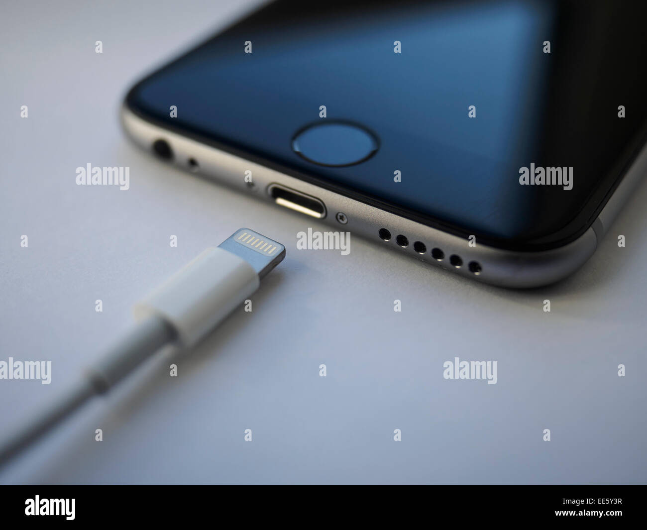 Ladekabel und Blitz-Anschluss von einem Apple iPhone 6-smartphone Stockfoto