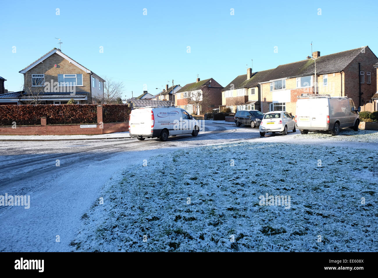 Starke Schneeschauer machen das Autofahren gefährlich in den East Midlands. Stockfoto