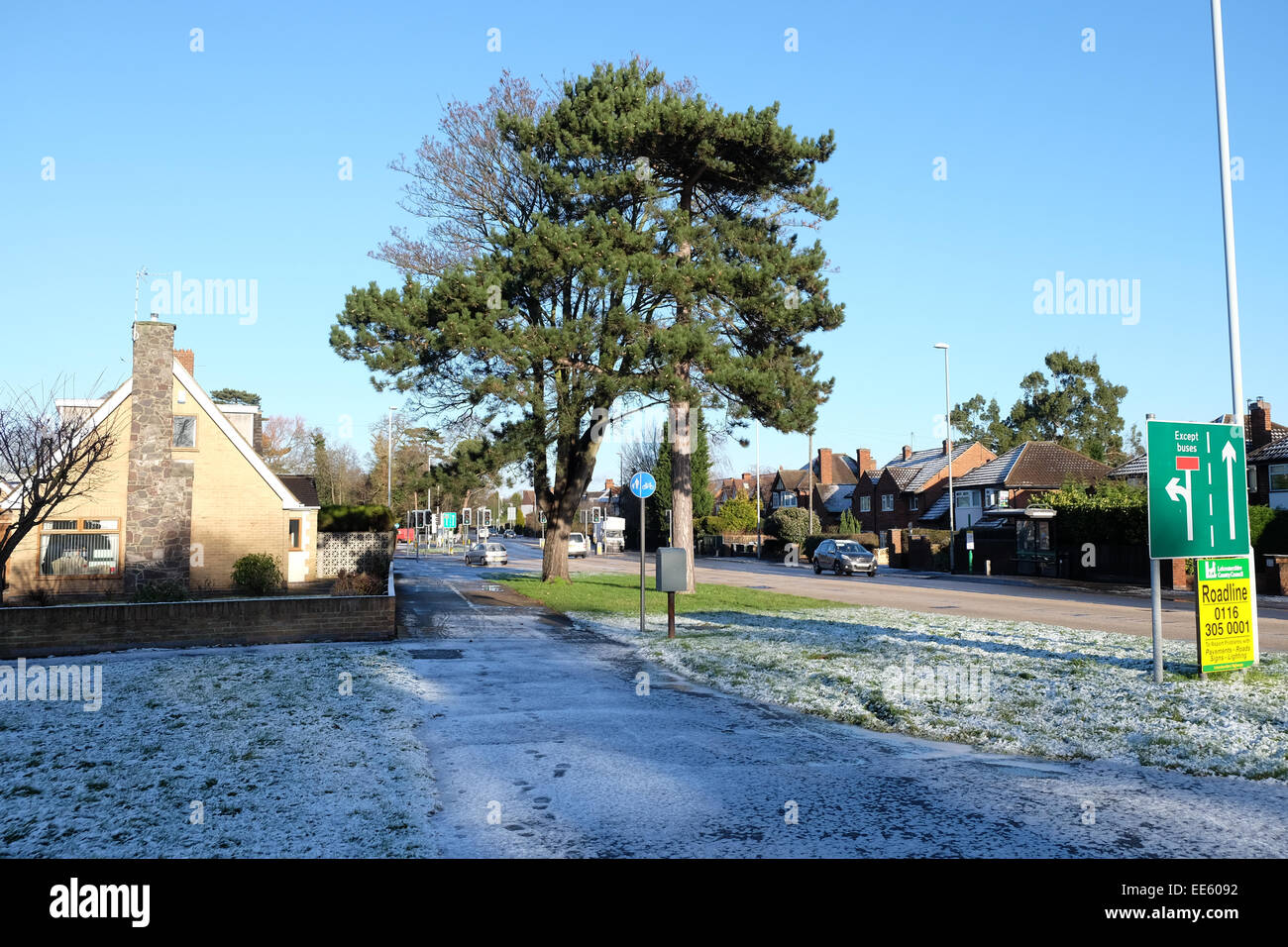 Starke Schneeschauer machen das Autofahren gefährlich in den East Midlands. Stockfoto