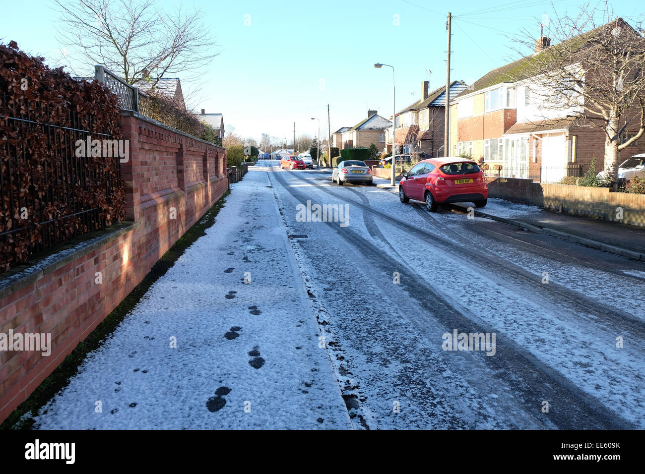 Starke Schneeschauer machen das Autofahren gefährlich in den East Midlands. Stockfoto