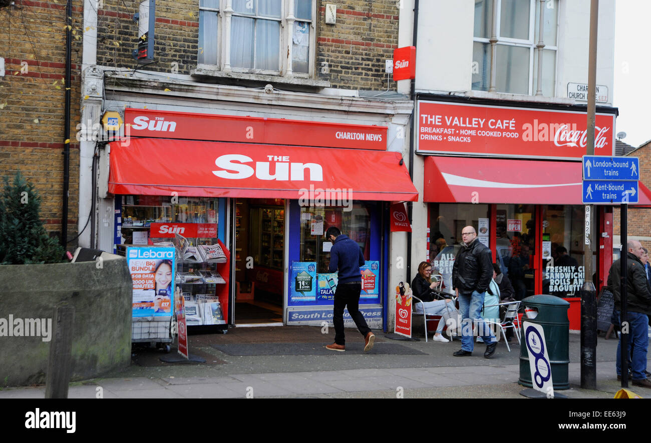 Charlton South East London UK The Valley Cafe und Zeitschriftenläden verkauft Zeitung The Sun Stockfoto