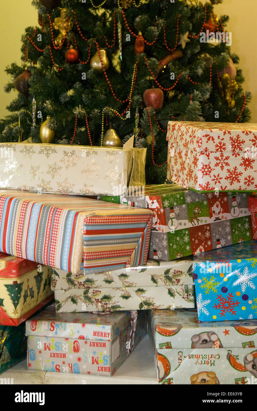Eingepackten Geschenke rund um den Weihnachtsbaum, UK. Stockfoto