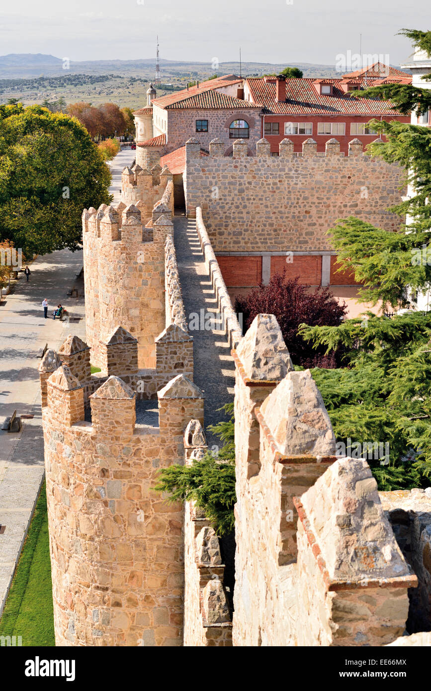 Spanien, Castilla-León: Überblick über die mittelalterlichen Stadtmauern der Weltkulturerbe Stadt Ávila Stockfoto