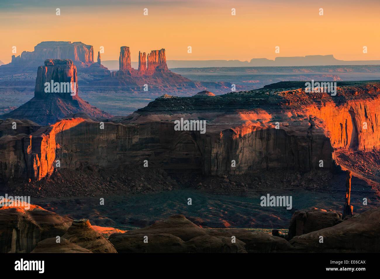 Sonnenaufgang mit dem Blick von Hunts Mesa im Monument Valley an der Grenze zwischen Utah und Arizona, USA Stockfoto