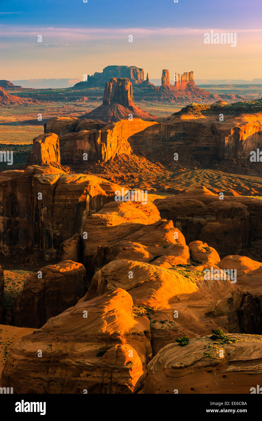 Sonnenaufgang mit dem Blick von Hunts Mesa im Monument Valley an der Grenze zwischen Utah und Arizona, USA Stockfoto